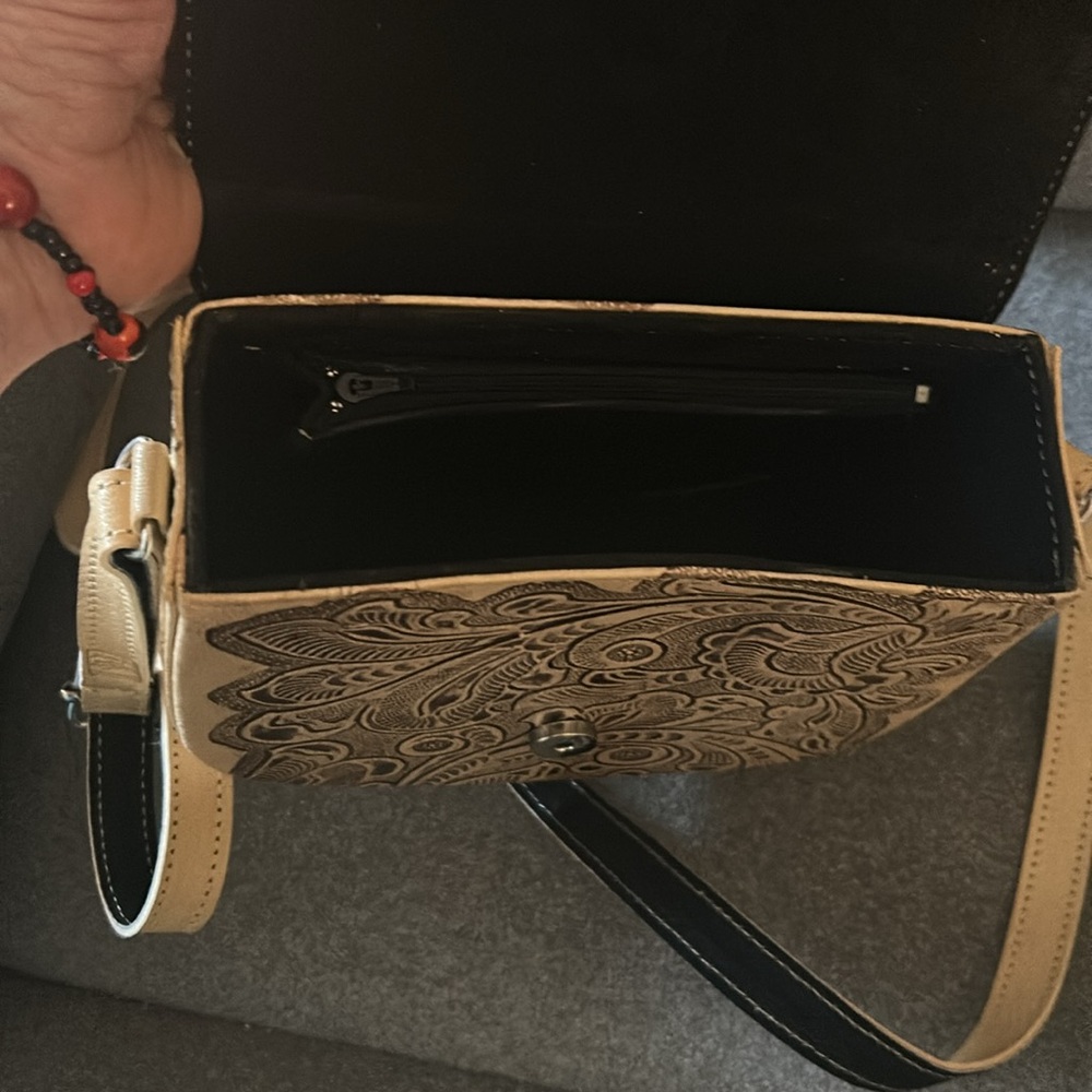 HAND TOOLED Ivory Color leather cross body or shoulder bag from Mexico NWOT - Picture 6 of 7